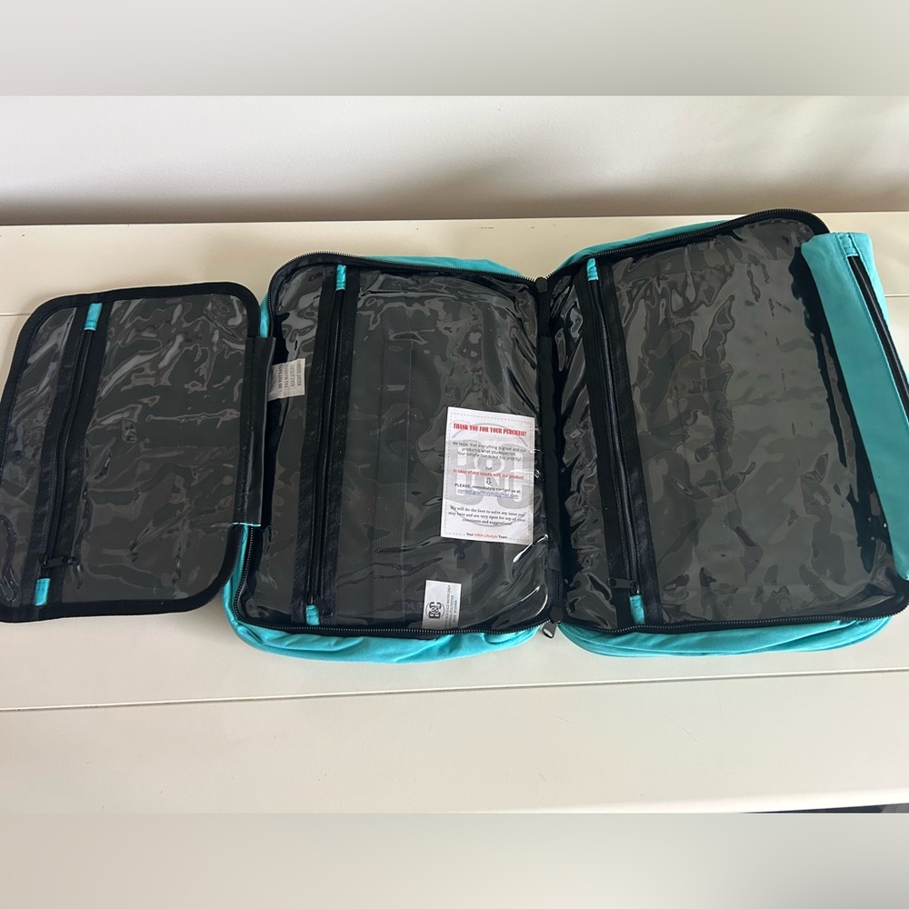 NWT Bang & Carsen Large Travel Bag with Hook Turquoise 12"L x 4"W x 9"H - Picture 3 of 11